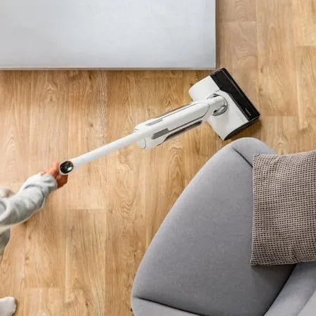 Aspirateur-laveur présenté dans un intérieur lumineux